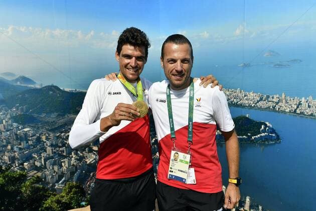 Rio 2016, Radsport, Olympiasieger Greg van Avermaet Fotoshooting Belgium gold medal winner, olympic champion, Greg Van Avermaet poses with Belgian cycling coach Kevin De Weert at a press conference PK Pressekonferenz of olympic champion, Belgian gold medal winner after yesterday the men s road race cycling event at the 2016 Olympic Games Olympische Spiele Olympia OS in Rio de Janeiro, Brazil, Sunday 07 August 2016. ERICxLALMAND  x04905730x