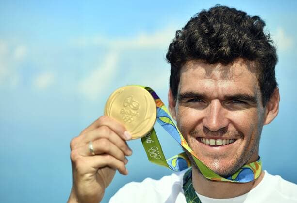 Bilder des Tages - SPORT Rio 2016, Radsport, Olympiasieger Greg van Avermaet Fotoshooting Belgium olympic champion, Greg Van Avermaet poses with his gold medal at a press conference PK Pressekonferenz of olympic champion, Belgian gold medal winner after yesterday the men s road race cycling event at the 2016 Olympic Games Olympische Spiele Olympia OS in Rio de Janeiro, Brazil, Sunday 07 August 2016. ERICxLALMAND  x04905785x