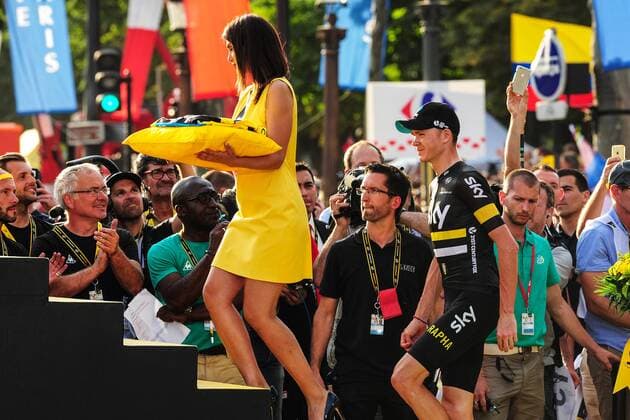 Chris Christopher FROOME ( GBR SAF Team SKY ) gewinnt die Gesamtwertung und damit das Gelbe Trikot der Tour de France 2016 - Hostessen - Misses - Podium - Siegerehrung - Ehrung - Auszeichnung - Zeremonie - Zelebrierung - Ceremony - Jubel - Freude - Emotionen - Mimik - Gestik - Querformat - quer - horizontal - Event Veranstaltung: Tour de France - Stage 21 21.Etappe: Chantilly to nach Paris Champs Elysees 113.0 km - Location Ort: France Frankreich - Europa Europa - Date Datum: 24.07.2016 Stiehl Photography