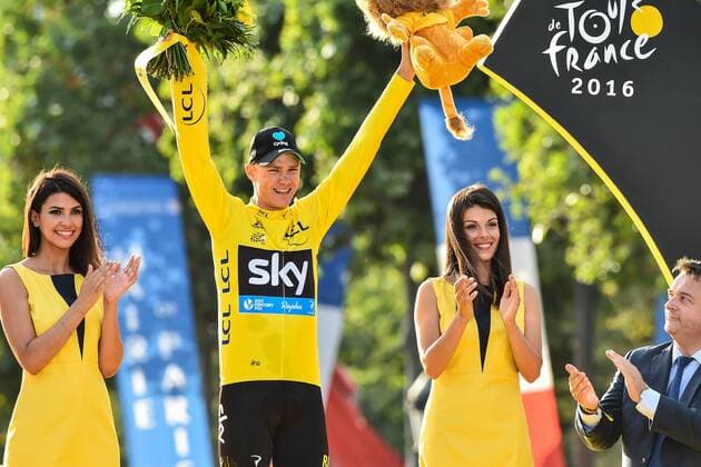 Chris Christopher FROOME ( GBR Team SKY ) holt zum Dritten Mal das Gelbe Trikot und kann sich auf dem Podium feiern lassen - Podium - Siegerehrung - Ehrung - Auszeichnung - Zeremonie - Zelebrierung - Ceremony - Jubel - Freude - Emotionen - Mimik - Gestik - Querformat - quer - horizontal - Event Veranstaltung: Tour de France - Stage 21 21.Etappe: Chantilly to nach Paris Champs Elysees 113.0 km - Location Ort: France Frankreich - Europa Europa - Date Datum: 24.07.2016 Stiehl Photography