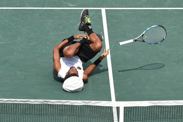 Rio 2016, Tennis, Dustin Brown knickt um und scheidet aus Dustin BROWN (GER) kommt in seinem Erstrundennatch gegen Thomas BELUCCHI (BRA) bei dieser Aktion zu Fall und verletzt sich am Knoechel und muss aufgeben,Verletzung, Tennis,Maenner,am 07.08.2016,Olympic Tennis Center, Olympische Sommerspiele 2016, vom 05.08. - 21.08.2016 in Rio de Janeiro Brasilien.