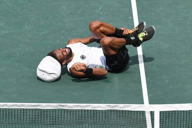Rio 2016, Tennis, Dustin Brown knickt um und scheidet aus Dustin BROWN (GER) kommt in seinem Erstrundennatch gegen Thomas BELUCCHI (BRA) bei dieser Aktion zu Fall und verletzt sich am Knoechel und muss aufgeben,Verletzung, Tennis,Maenner,am 07.08.2016,Olympic Tennis Center, Olympische Sommerspiele 2016, vom 05.08. - 21.08.2016 in Rio de Janeiro Brasilien.