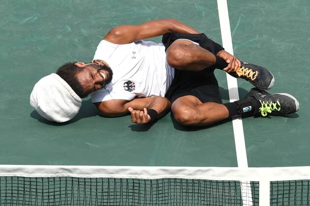 Themen der Woche SPORT Bilder des Tages - SPORT Rio 2016, Tennis, Dustin Brown knickt um und scheidet aus Dustin BROWN (GER) kommt in seinem Erstrundennatch gegen Thomas BELUCCHI (BRA) bei dieser Aktion zu Fall und verletzt sich am Knoechel und muss aufgeben,Verletzung, Tennis,Maenner,am 07.08.2016,Olympic Tennis Center, Olympische Sommerspiele 2016, vom 05.08. - 21.08.2016 in Rio de Janeiro Brasilien.