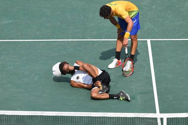 Rio 2016, Tennis, Dustin Brown knickt um und scheidet aus Dustin BROWN (GER) kommt in seinem Erstrundennatch gegen Thomas BELUCCHI (BRA) bei dieser Aktion zu Fall und verletzt sich am Knoechel und muss aufgeben,Verletzung, Tennis,Maenner,am 07.08.2016,Olympic Tennis Center, Olympische Sommerspiele 2016, vom 05.08. - 21.08.2016 in Rio de Janeiro Brasilien.