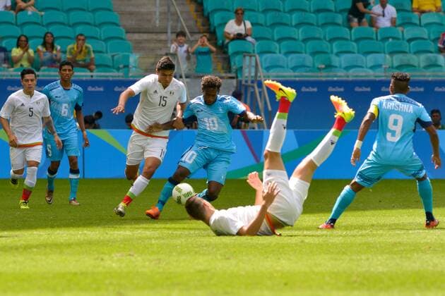 Rio 2016, Fußball, Fidschi - Mexiko Olympics 2016 Football Salvador SALVADOR, BA - 07.08.2016: OLYMPICS 2016 FOOTBALL SALVADOR - Lance between Nakalevu Ratu Fiji and Erick Gutierrez Mexico in the match between Mexico (MEX) and Fiji (FIJ) by Group C Olympic Men& 39;s FootbRll Rio Olympics in 2016 in a match held at the Arena Fonte Nova in Salvador host city. (Photo: Alvarez Fot Fotoarena) x1173318x  Jo?oxAlvarez