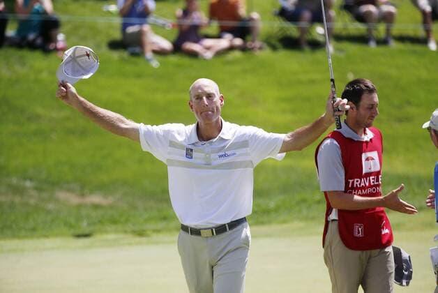 Golf: Jim Furyk stellt mit 58 Schlägen PGA-Rekord auf 07 August 2016: Jim Furyk celebrates setting a PGA Golf Herren tour record with a 58 during the final round of the 2016 Travelers Championship at TPC River Highlands in Cromwell, Connecticut. (Photograph by Fred Kfoury III Icon Sportswire) GOLF: AUG 07 PGA - Travelers Championship - Final Round Icon482160807001 EDITORIAL USE ONLY