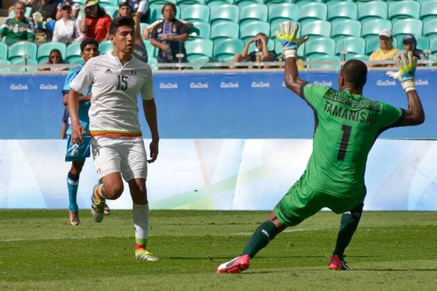 Rio 2016, Fußball, Fidschi - Mexiko Olympics 2016 Football Salvador SALVADOR, BA - 07.08.2016: OLYMPICS 2016 FOOTBALL SALVADOR - Erick Gutierrez in goal bid in the match between Mexico (MEX) and Fiji (FIJ) by Group C Olympic Men& 39;s FootbRll Rio Olympics in 2016 in a match held at the Arena Fonte NovaSalvador host city. (Photo: João Alvarez Fot Fotoarena) x1173477x  Jo?oxAlvarez