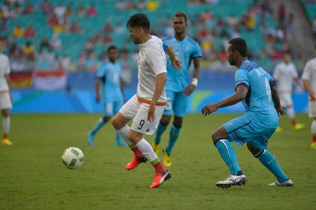 Rio 2016, Fußball, Fidschi - Mexiko Olympics 2016 Football Salvador SALVADOR, BA - 07.08.2016: OLYMPICS 2016 FOOTBALL SALVADOR - Oribe Peralta of Mexico dispute bid jale Fiji Dreloa in the match between Mexico (MEX) and Fiji (FIJ) by Group C Olympic Men& 3Football Rll Rio Olympics in 2016 in a match held at the Arena Fonte Nova in Salr host city. (Photo: João Alo Alvarez Fotoarena) x1173485x  Jo?oxAlvarez