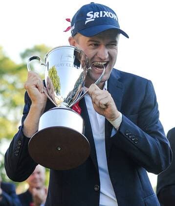 Friday August 7, 2016: Russell Knox on the 18th green for the trophy presentation after winning the 2016 Travelers Golf Championship at TPC River Highlands in Cromwell, Connecticut. CSM PGA Golf Herren 2016: Travelers Championship AUG 07 - ZUMAc04_