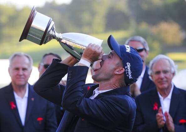 Friday August 7, 2016: Russell Knox on the 18th green for the trophy presentation after winning the 2016 Travelers Golf Championship at TPC River Highlands in Cromwell, Connecticut. CSM PGA Golf Herren 2016: Travelers Championship AUG 07 - ZUMAc04_
