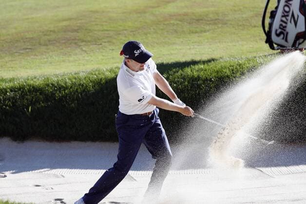 07 August 2016: Russell Knox hits from the bunker on 18 during the final round of the 2016 Travelers Championship at TPC River Highlands in Cromwell, Connecticut. (Photograph by Fred Kfoury III Icon Sportswire) GOLF: AUG 07 PGA Golf Herren - Travelers Championship - Final Round Icon482160807031 EDITORIAL USE ONLY
