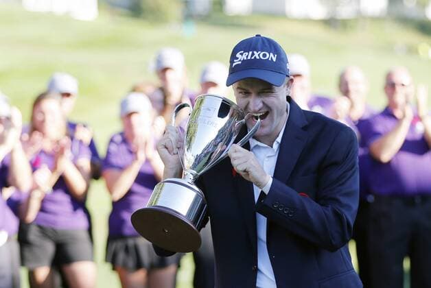 07 August 2016: Russell Knox takes a bite out of the trophy after winning the 2016 Travelers Championship at TPC River Highlands in Cromwell, Connecticut. (Photograph by Fred Kfoury III Icon Sportswire) GOLF: AUG 07 PGA Golf Herren - Travelers Championship - Final Round Icon482160807046 EDITORIAL USE ONLY