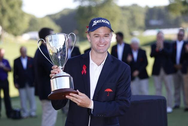 07 August 2016: Russell Knox holds the trophy after winning the 2016 Travelers Championship at TPC River Highlands in Cromwell, Connecticut. (Photograph by Fred Kfoury III Icon Sportswire) GOLF: AUG 07 PGA Golf Herren - Travelers Championship - Final Round Icon482160807050 EDITORIAL USE ONLY