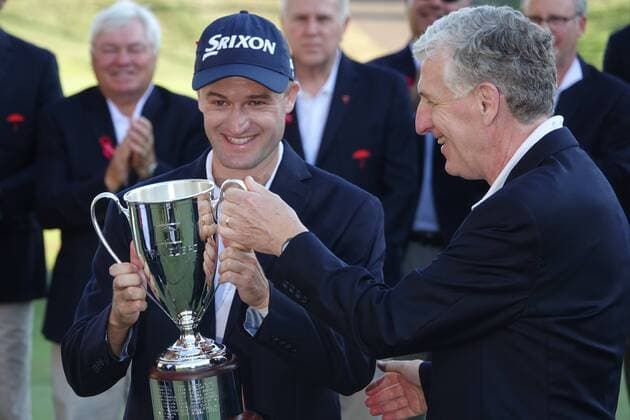 07 August 2016: Russell Knox accept the trophy after winning the 2016 Travelers Championship at TPC River Highlands in Cromwell, Connecticut. (Photograph by Corey Silvia Icon Sportswire) GOLF: AUG 07 PGA Golf Herren - Travelers Championship - Final Round Icon16080712 EDITORIAL USE ONLY