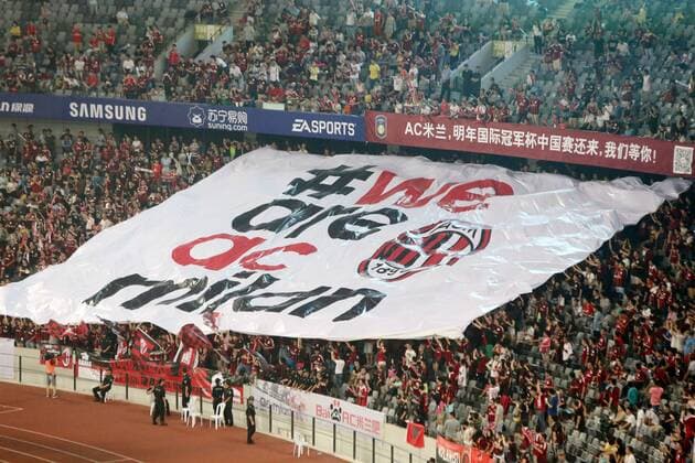 --FILE--Chinese football fans pass on a giant banner to show support for AC Milan during the Shenzhen match of the 2015 International Champions Cup China between AC Milan and Inter Milan in Shenzhen city, south China s Guangdong province, 25 July 2015. Former Italian prime minister Silvio Berlusconi agreed on Friday (5 August 2016) to sell soccer team AC Milan to a consortium of Chinese investors, ending his three decades of ownership of the seven-times European champions. Berlusconi s Fininvest family holding said on Friday it had signed a preliminary agreement valuing the club at 740 million euros including 220 million euros of debt. The Chinese investors, whose identity had not been disclosed during three months of negotiations, included development and investment fund Haixa Capital and Yonghong Li, chairman of management company Sino-Europe Sports Investment Management Changxing, the statement said. Chinese investors agree to buy AC Milan  pbu308537_25