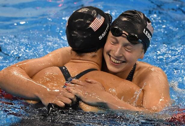 Rio De Janeiro, CO, BRA - U.S. swimmers Katie Ledecky, right, and Leah Smith embrace after finishing first (Ledecky) and third in the 400-meter freestyle at the Rio Games on Sunday, Aug. 7, 2016 in Rio de Janeiro, Brazil. Ledecky set a new world record with her Gold Medal performance. Olympic Games Olympische Spiele Olympia OS swimming - ZUMAm67_