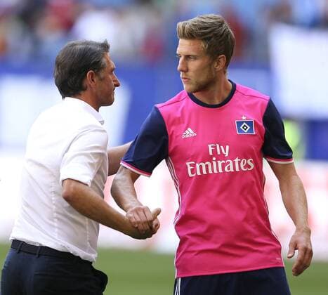 Foto : Trainer Bruno Labbadia HSV , gratuliert Sven Schipplock , rechts , nach dem Schlusspfiff Fussball 1. Bundesliga am Sa. 06.08.2016 HSV - Stoke City Saison Eröffnungsspiel