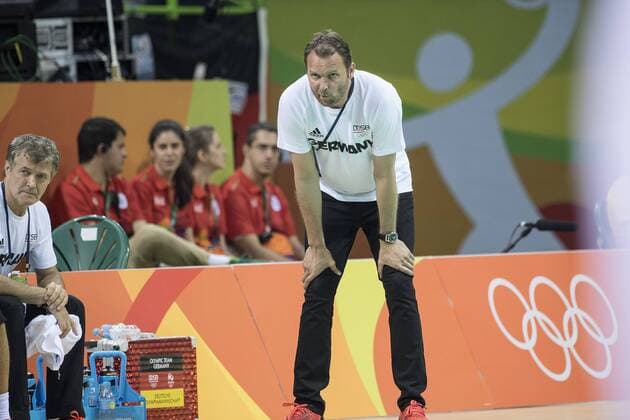 Dagur SIGURDSSON, ISL, Handball-Bundestrainer, skeptisch, h Portraet, Porträt, Portrait, angeschnittenes Einzelbild, Einzelmotiv, ganze Figur, Ganzkoerper, Freisteller, Einzelbild, Einzelmotiv, Handball Maenner Vorrunde Gruppe B Schweden (SWE) - Deutschland (GER) 29 : 32, am 07.08.2016 Olympische Sommerspiele 2016, vom 05.08. - 21.08.2016 in Rio de Janeiro Brasilien.