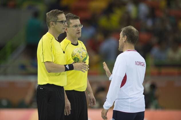 Handball 8. august 2016 Olympia Rio de Janeiro - Nationalteam Damen - Spanien - Norwegen -- Coach Thorir Hergeirsson (R) Referee Lars Geipel und Marcus Helbig (GER) - 
