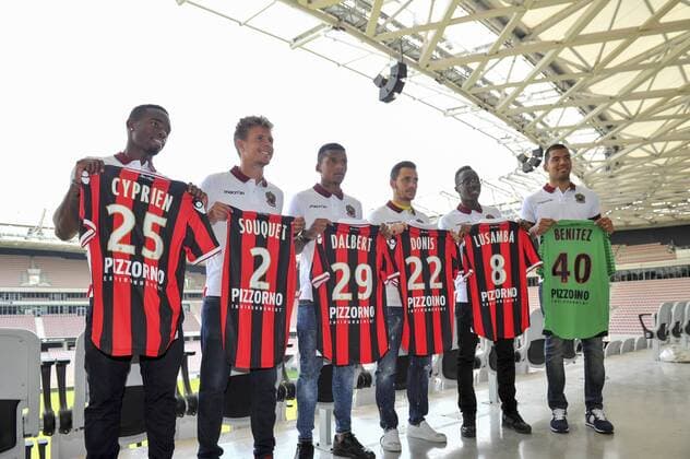 Fußball, OGC Nizza präsentiert Neuzugänge die Sechs neuen Neuzugang Präsentation - Walter Benitez - Arnaud Lusamba - Wylan Cyprien - Arnaud Souquet - Dalbert Henrique - Anastasios Donis FOOTBALL : Neuzugang Präsentation OGC Nice - Ligue 1 - 09 08 2016 NorbertScanella Panoramic 