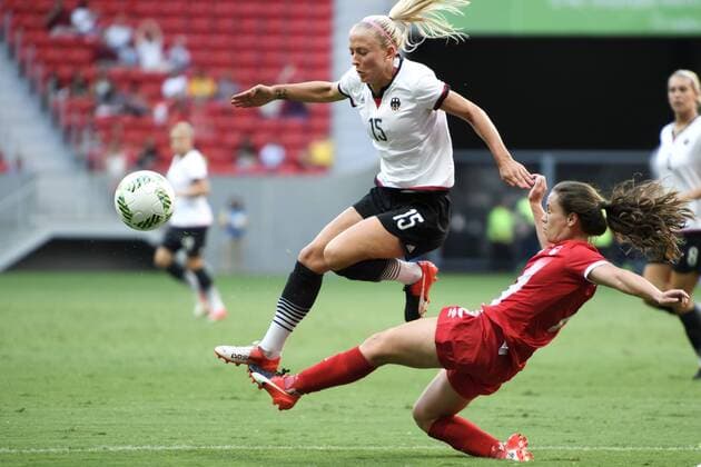 160809 Deutschlands Mandy Islacker mit Kanada s Allysha Chapman und Deutschlands FOOTBALL Deutschland und Kanada 9 august 2016 OS i Brasilia.  Copyright: CARLxSANDIN BB160809CS018