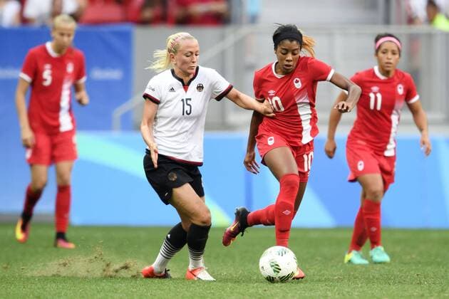 160809 Deutschlands Mandy Islacker mit Kanada s Ashley Lawrence i FOOTBALL Deutschland und Kanada 9 august 2016 OS i Brasilia.  Copyright: CARLxSANDIN BB160809CS022