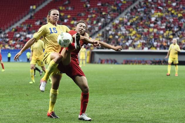 160809 Schweden s Jessica Samuelsson China s Yasha Gu Fußball China vs Schweden 9 August 2016 OS i Brasilia.  Copyright: CARLxSANDIN BB160809CS088