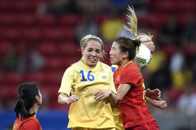 160809 Schweden s Elin Rubensson China s Li Yang Fußball China vs Schweden 9 August 2016 OS i Brasilia.  Copyright: CARLxSANDIN BB160809CS093