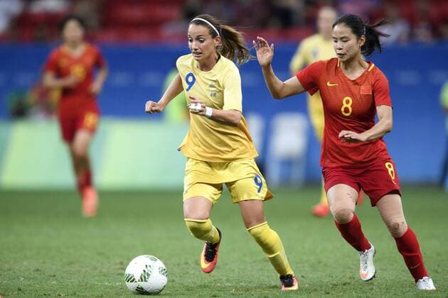 160809 Schweden s Kosovare Asllani China s Ruyin Tan Fußball China vs Schweden 9 August 2016 OS i Brasilia.  Copyright: CARLxSANDIN BB160809CS095