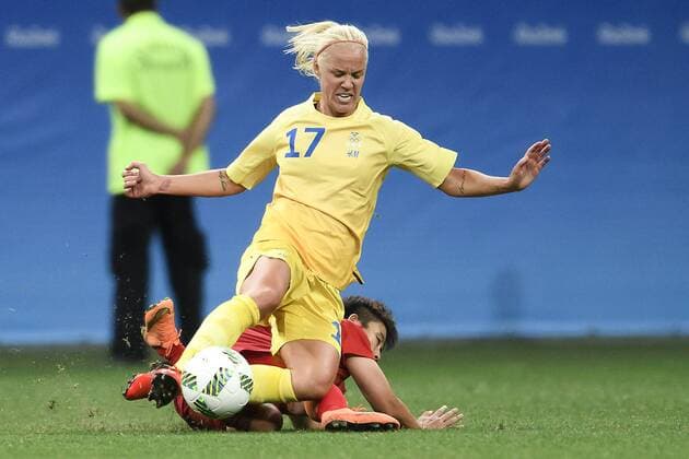 160809 Schweden s Caroline Seger glidtacklas av en kinesisk spelare Fußball China vs Schweden 9 August 2016 OS i Brasilia.  Copyright: CARLxSANDIN BB160809CS102