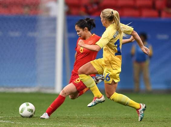 (160809) -- BRASILIA, Aug. 9, 2016 -- Tan Ruyin (L) of China competes with Hedvig Lindahl of Sweden during the women?s Group E match of football at the 2016 Olympic Games Olympische Spiele Olympia OS in Brasilia, Brazil, on Aug. 9, 2016. The match ended with 0-0 draw. ) (SP)BRAZIL-BRASILIA-OLYMPICS-FOOTBALL YinxBogu 