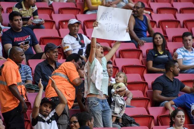 Rio 2016, Protest gegen Präsident Temer bei Fußball-Spiel der Damen Deutschland - Kanada Weiblicher Fussballfan protestiert mit einem Plakat mit der Aufschrift - Fora Temer - (Temer raus) gegen den brasilianischen Präsidenten beim Frauenfussballmatch Deutschland gegen Kanada bei den Olympischen Spielen 2016. Sicherheitskräfte entwenden das Plakat  Copyright: CARLxSANDIN BB160809CS123