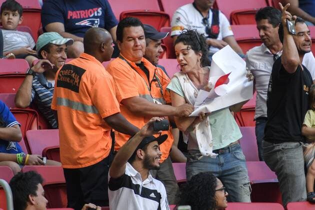 Rio 2016, Protest gegen Präsident Temer bei Fußball-Spiel der Damen Deutschland - Kanada Weiblicher Fussballfan protestiert mit einem Plakat mit der Aufschrift - Fora Temer - (Temer raus) gegen den brasilianischen Präsidenten beim Frauenfussballmatch Deutschland gegen Kanada bei den Olympischen Spielen 2016. Sicherheitskräfte entwenden das Plakat  Copyright: CARLxSANDIN BB160809CS124