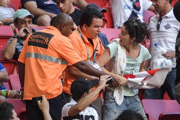 Rio 2016, Protest gegen Präsident Temer bei Fußball-Spiel der Damen Deutschland - Kanada Weiblicher Fussballfan protestiert mit einem Plakat mit der Aufschrift - Fora Temer - (Temer raus) gegen den brasilianischen Präsidenten beim Frauenfussballmatch Deutschland gegen Kanada bei den Olympischen Spielen 2016. Sicherheitskräfte entwenden das Plakat  Copyright: CARLxSANDIN BB160809CS125