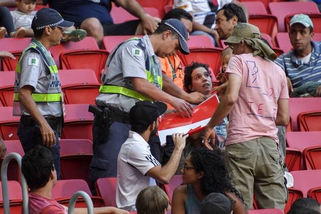 Rio 2016, Protest gegen Präsident Temer bei Fußball-Spiel der Damen Deutschland - Kanada Weiblicher Fussballfan protestiert mit einem Plakat mit der Aufschrift - Fora Temer - (Temer raus) gegen den brasilianischen Präsidenten beim Frauenfussballmatch Deutschland gegen Kanada bei den Olympischen Spielen 2016. Sicherheitskräfte entwenden das Plakat  Copyright: CARLxSANDIN BB160809CS126