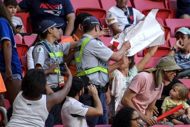 Rio 2016, Protest gegen Präsident Temer bei Fußball-Spiel der Damen Deutschland - Kanada Weiblicher Fussballfan protestiert mit einem Plakat mit der Aufschrift - Fora Temer - (Temer raus) gegen den brasilianischen Präsidenten beim Frauenfussballmatch Deutschland gegen Kanada bei den Olympischen Spielen 2016. Sicherheitskräfte entwenden das Plakat  Copyright: CARLxSANDIN BB160809CS127