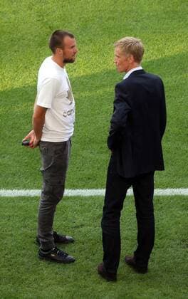 VfB Stuttgart - FC St. Pauli Deutschland, Stuttgart, 08.08.2016, Fussball, 2. Bundesliga, Saison 2016 2017, 1. Spieltag, VfB Stuttgart - FC St. Pauli (2:1): v.l. Kevin Großkreutz (VfB Stuttgart), Jan Schindelmeiser (Vorstand VfB Stuttgart).