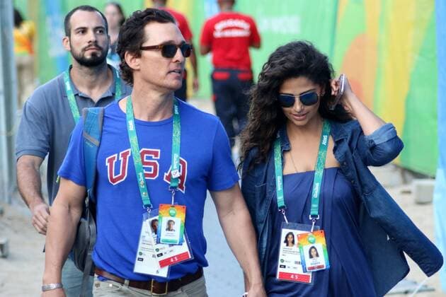 Rio 2016, Matthew McConaughey und Freundin Camila Alves beim Beachvolleyball Beachvolleyball; Olympische Spiele, 09.08.2016, Prominete Rio2016, Prominente, Olympische Spiele, 09.08.2016, Beach-Volleyball, Rio de Janeiro, Bild1: Schauspieler Matthew McConaughey mit Freundin, Hand in Hand, USA, Hollywood xnkx