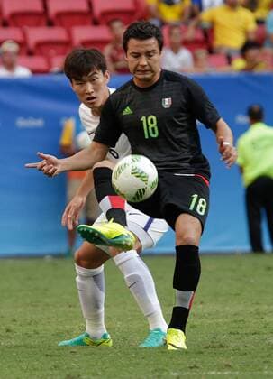 Olympics 2016 Football Brasilia BRASÍLIA, DF - 10.08.2016: OLYMPICS 2016 FOOTBALL BRASILIA - Jang of Korea dispute ball with Mexico Torres during the game between Korea (KOR) and Mexico (MEX) by Group C Olympic Men& 39;stball Oll Olympics of 2016 held at the Mane Garrincha Stadium in Brasilia host c (Photo: Cristiano Mariz Fot Fotoarena) x1177444x  CristianoxMariz