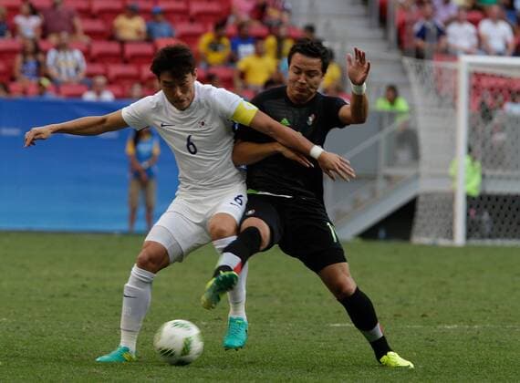 Olympics 2016 Football Brasilia BRASÍLIA, DF - 10.08.2016: OLYMPICS 2016 FOOTBALL BRASILIA - Jang of Korea dispute ball with Mexico Bueno during the game between Korea (KOR) and Mexico (MEX) by Group C Olympic Men& 39;s ball Oll Olympics of 2016 held at the Mane Garrincha Stadium in Brasilia host ci(Photo: Cristiano Mariz FotoFotoarena) x1177449x  CristianoxMariz