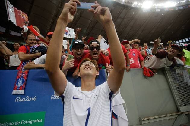 Bilder des Tages - SPORT Olympics 2016 Football Brasilia BRASÍLIA, DF - 10.08.2016: OLYMPICS 2016 FOOTBALL BRASILIA - Kin of Korea celebrates with the crowd to win the match between Korea (KOR) and Mexico (MEX) by Group C Olympic Men& 39;s FootbOll Olympics of 2016 held at the Mane Garrincha Stadium in Brasilia host city. (Photo: Cristiano Mariz Fotoarena) x1177571x  CristianoxMariz