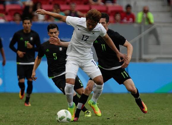 Olympics 2016 Football Brasilia BRASÍLIA, DF - 10.08.2016: OLYMPICS 2016 FOOTBALL BRASILIA - Lee of Korea dispute ball with Mexico Bueno during the game between Korea (KOR) and Mexico (MEX) by Group C Olympic Men& 39;s Fall Oll Olympics of 2016 held at the Mane Garrincha Stadium in Brasilia host city. (Photo: Cristiano Mariz Fotoarena) x1177578x  CristianoxMariz