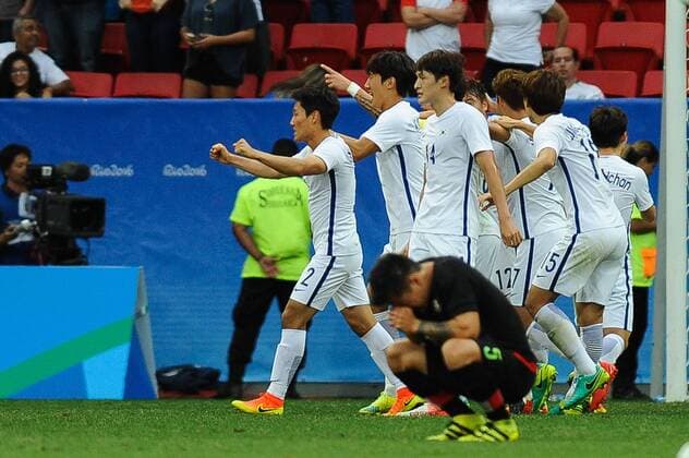 South Korean players celebrate the victory over Mexico during their Olympic Games Olympische Spiele Olympia OS Rio 2016 Men s First Round Group C match at Mane Garrincha stadium in Rio de Janeiro, Brazil, 10 August 2016. EFE Andressa Anholete BRAZIL OUT SOUTH KOREA VS. MEXICO !ACHTUNG: NUR REDAKTIONELLE NUTZUNG!  RIO390 20160811-636064774132995775