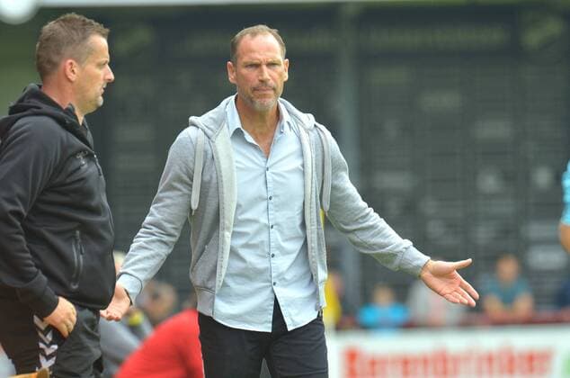 Fußball, Trainerhistorie, Rot-Weiß Oberhausen 06.08.2016, Fussball, Regionalliga West, Saison 2016 2017, 1. Spieltag, Stadion an der Poststraße, Verl SC Verl - SC Rot-Weiß Oberhausen 1 : 0 Andreas Zimmermann (Trainer SC Rot-Weiß Oberhausen), Aktion, Einzelbild, Quer, Mimik, Gestik, Trainer, Coach, Verärgert, Ärger, sauer, Wut, wütend