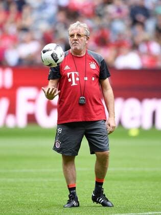 FUSSBALL 1. BUNDESLIGA SAISON 2016 2017 PK Teampraesentation FC Bayern Muenchen in der Allianz Arena 06.08.2016 Fitnesstrainer Giovanni Mauri mit Ball Foto: Pressefoto ULMER Markus Ulmer xxNOxMODELxRELEASExx 