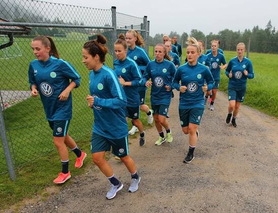 VfL Frauen, Trainingslager Walchsee Walchsee Österreich. 12.08.2016, FUßBALL - VfL Wolfsburg, 1. Allianz Frauen Bundesliga, Trainingslager, Saison 2016 17. Bild zeigt: VfL Frauen Mannschaft Laufeinheit nach Ankunft. Walchsee