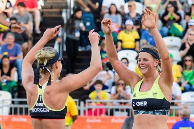 Rio 2016, Beachvolleyball Damen, Deutschland - Brasilien, Borger Büthe - Franca Antunes 12.08.2016, Rio de Janeiro, Copacabana Beachvolleyball, Olympische Spiele Jubel Karla Borger ( 1 GER), Britta Büthe Buethe ( 2 GER)
