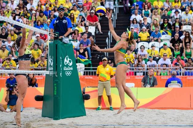 12.08.2016, Rio de Janeiro, Copacabana Beachvolleyball, Olympische Spiele Block Britta Büthe Buethe ( 2 GER) - Angriff Larissa Franca ( 1 BRA)