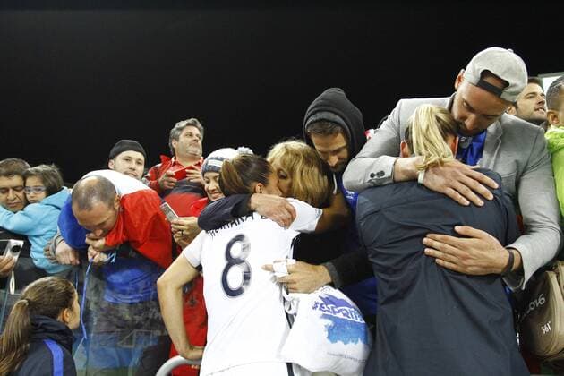 Rio 2016, Fußball Damen Viertelfinale, Kanda - Frankreich Olimp?ada Rio 2016 Futebol SP SÃO PAULO, SP - 12.08.2016: OLIMPÍADA RIO 2016 FUTEBOL SP - Players France mourn defeat with their families who were in the stands after the match between Canada (CAN) x France (FRA), valid for the quarterfinals of the Olympic Women& 39ootball, ll, the Rio 2016 Olympic Games Olympische Spiele Olympia OS held at the Arena Corinns, the host city of Sao Paulo. (Photo: AloiAloisio Mauricio Fotoarena) x1180795x  AloisioxMauricio