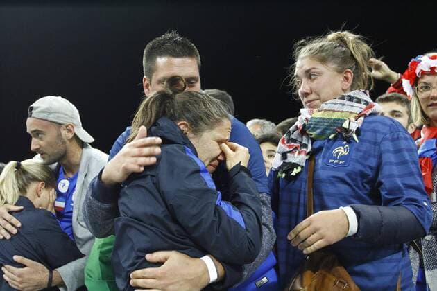 Bilder des Tages - SPORT Rio 2016, Fußball Damen Viertelfinale, Kanda - Frankreich Olimp?ada Rio 2016 Futebol SP SÃO PAULO, SP - 12.08.2016: OLIMPÍADA RIO 2016 FUTEBOL SP - Players France mourn defeat with their families who were in the stands after the match between Canada (CAN) x France (FRA), valid for the quarterfinals of the Olympic Women& 39ootball, ll, the Rio 2016 Olympic Games Olympische Spiele Olympia OS held at the Arena Corinns, the host city of Sao Paulo. (Photo: AloiAloisio Mauricio Fotoarena) x1180801x  AloisioxMauricio